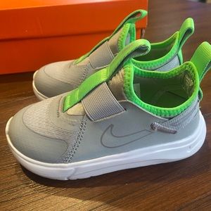 Toddler Boy Nike Flex Runner Size 9C Green and Gray